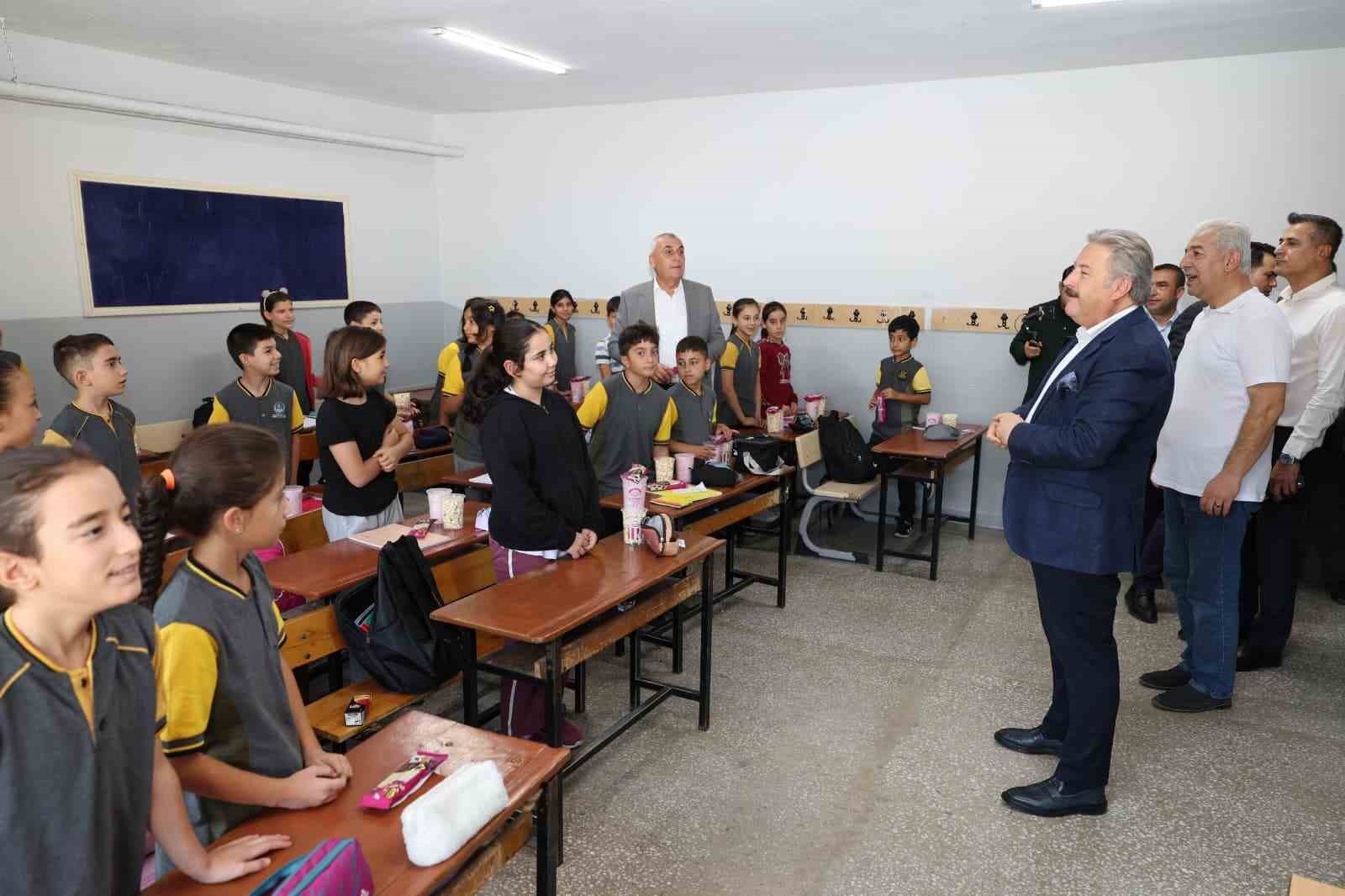 Başkan Palancıoğlu, öğrencilerin okul heyecanını paylaştı