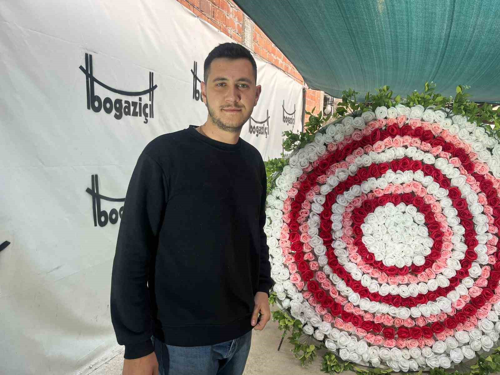 Evlilik teklifi için hazırlattığı dev çiçeği kurtarıcı ile taşıdı