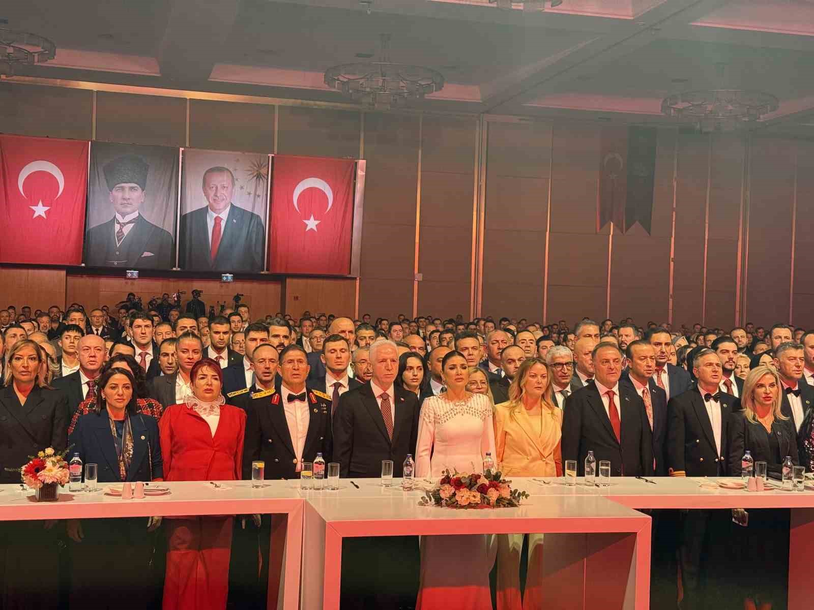 Vali G&uuml;l: "103 yıl &ouml;nce aziz milletimiz; kendisini tarihten silmek isteyen emperyalizmin asırlık hesaplarını par&ccedil;aladı"