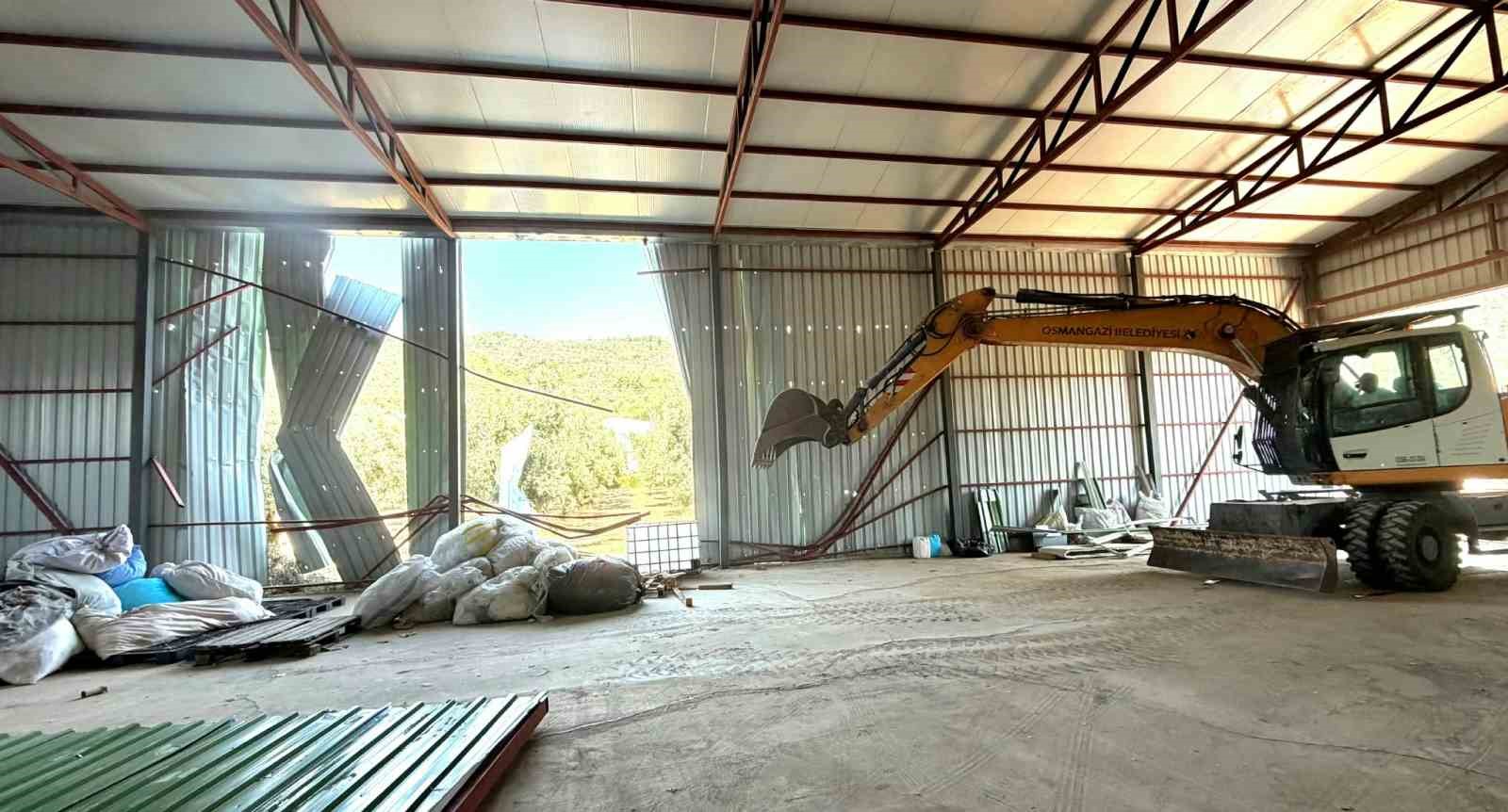 Bursa’da zeytinliğe yapılan kaçak depo böyle yıkıldı