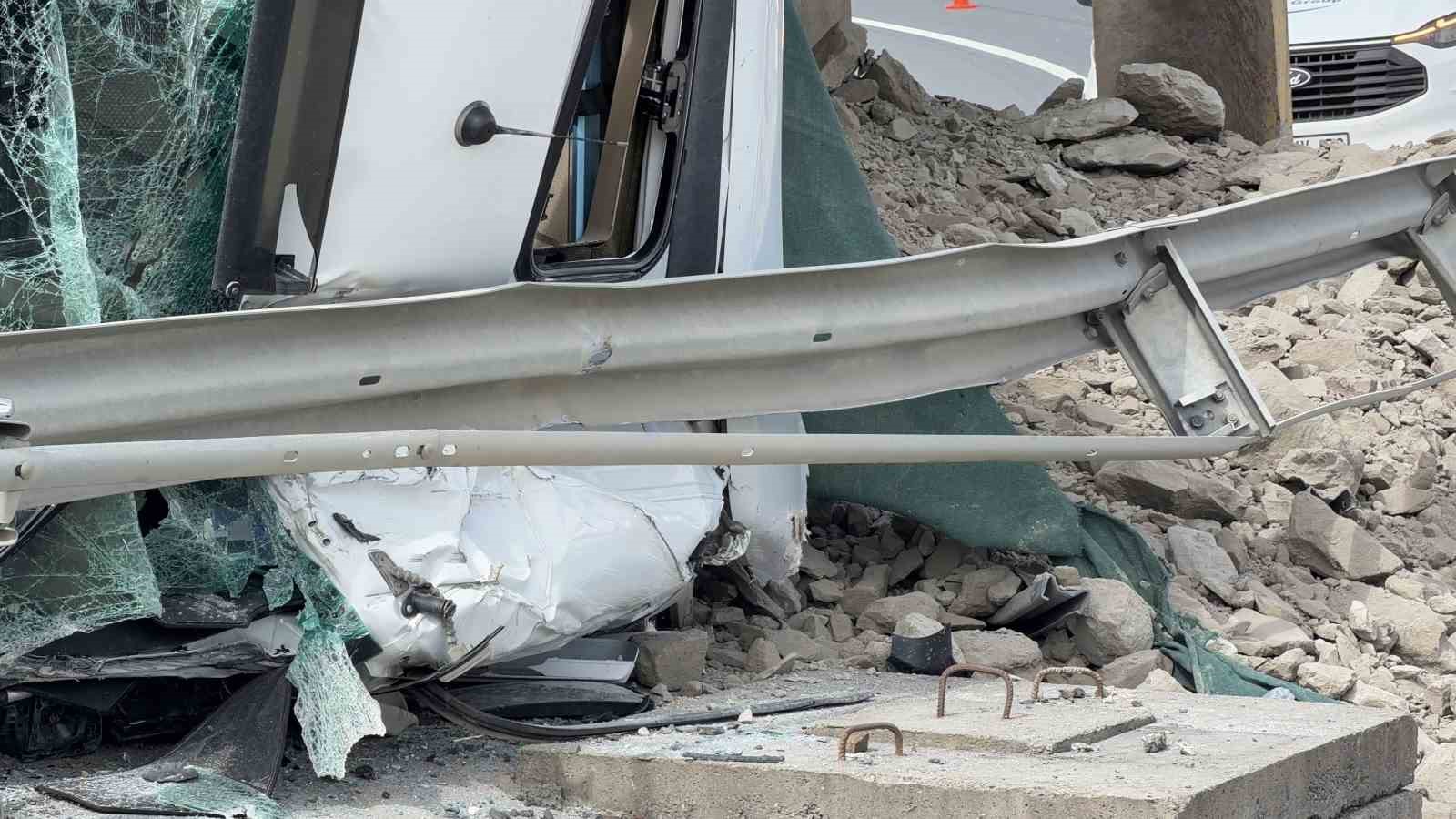 İstanbul Havalimanı sapağında hafriyat kamyonu devrildi