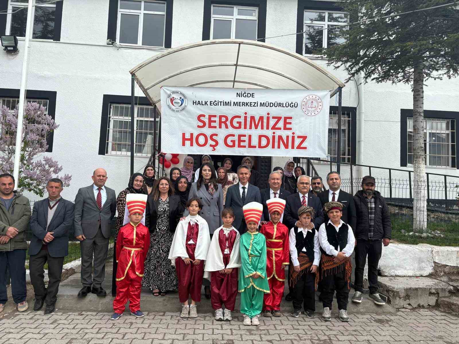 Hacıabdullah&rsquo;ta el emeği &uuml;r&uuml;nler sergilendi