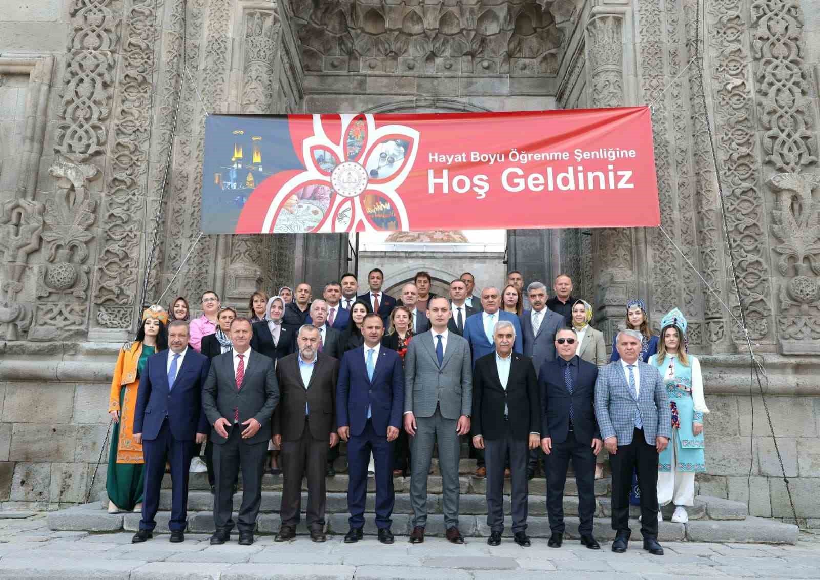 Hayat boyu öğrenme haftası şenlikleri Erzurum’da başladı