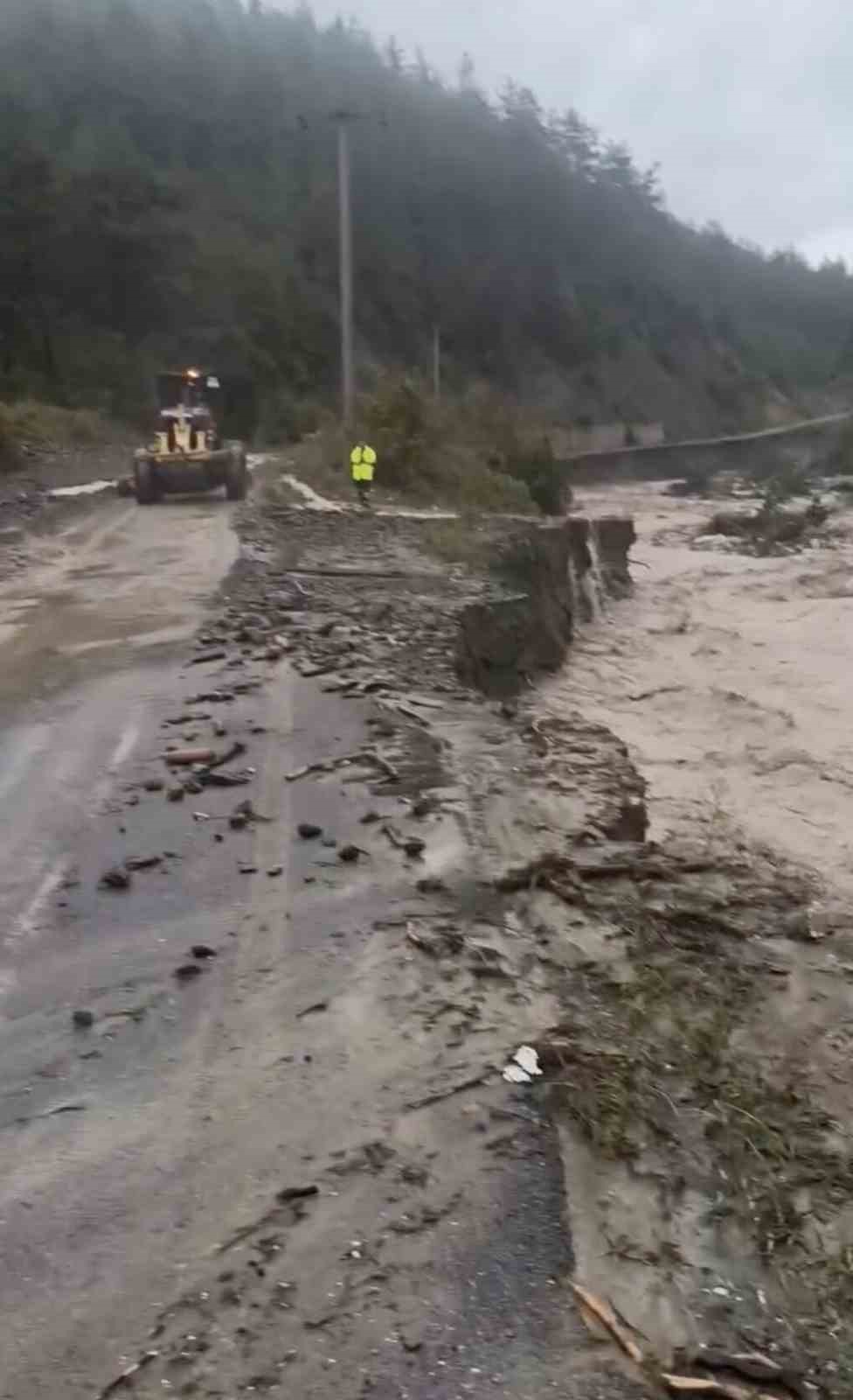 Dere taşma noktasına geldi: Hızlı akan sular yolu çökertti