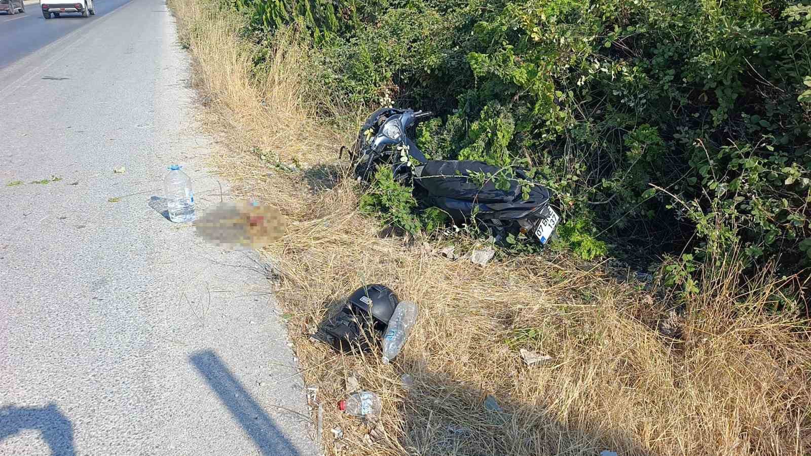 Yol kenarındaki tabelaya &ccedil;arpan motosikletli kask sayesinde hayata tutundu