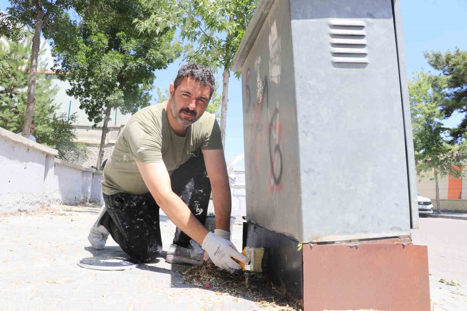 "Herşey belediyeden beklenmez" dedi, paslı ve bakımsız aydınlatma direklerini kendi imkanları ile boyadı
