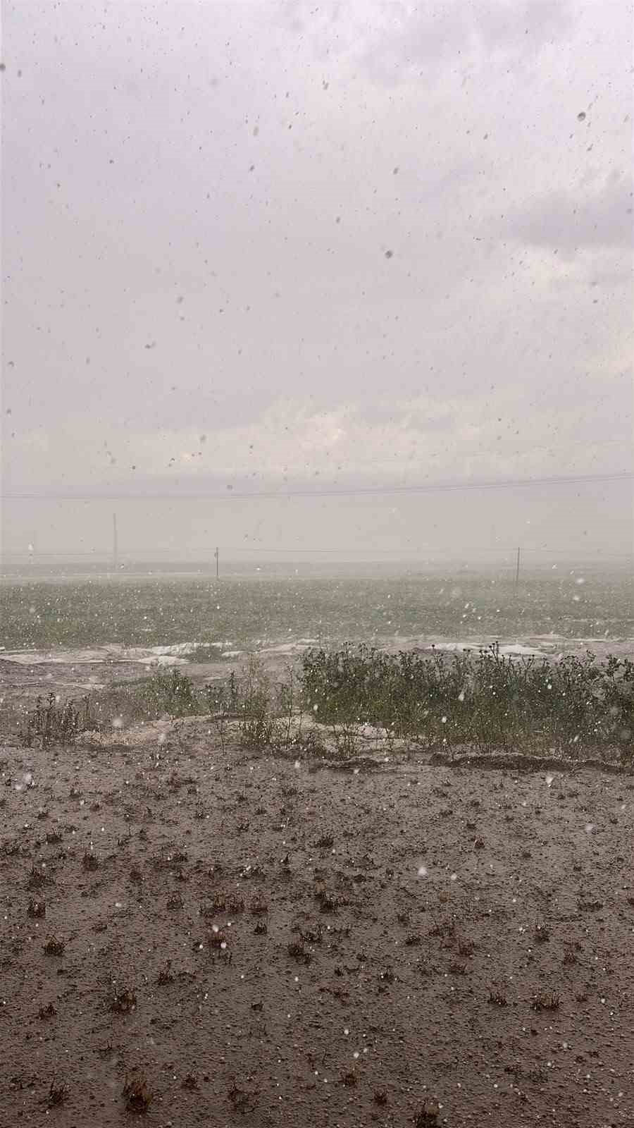 Dağlar beyaza büründü, yol ulaşıma kapandı