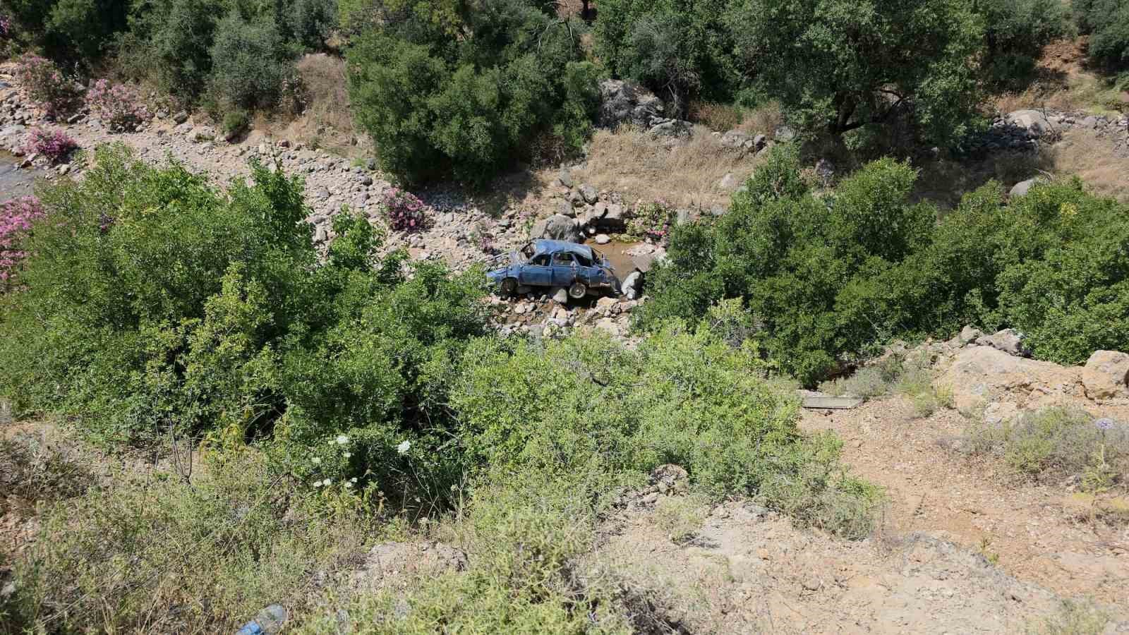 Uçurumdan yuvarlanarak hurdaya dönen otomobilin sürücüsü yaralandı