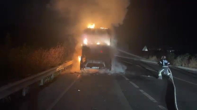 Denizli’de seyir halindeki tır alev alev yandı