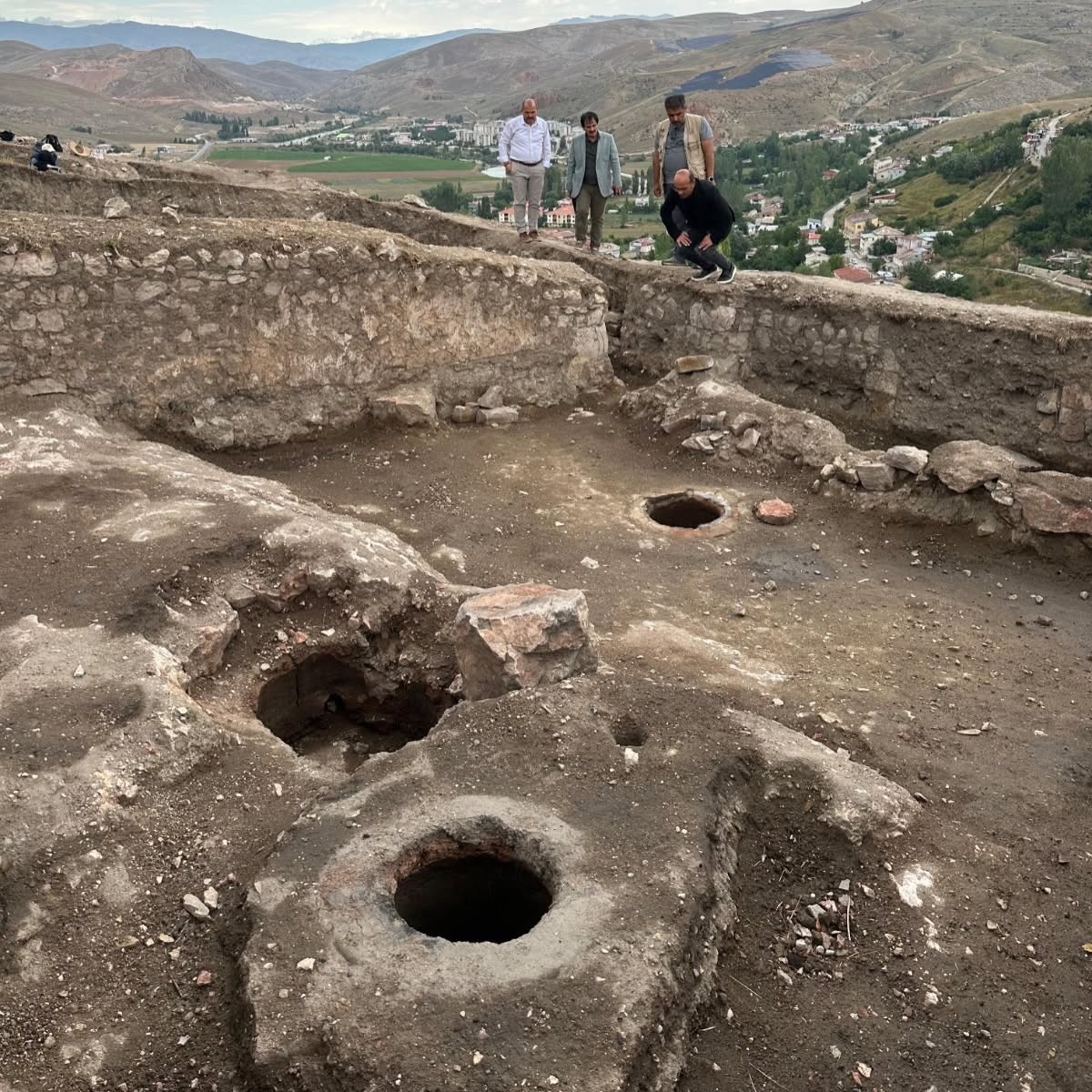 Bayburt Kalesi&rsquo;nde arkeolojik kazılar s&uuml;r&uuml;yor: Tarih İlk Tun&ccedil; &Ccedil;ağı&rsquo;na uzanıyor
