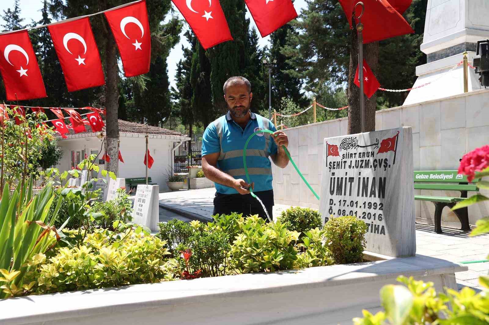 Gebze’de mezarlık ve şehitliklerde periyodik bakım çalışmaları sürüyor
