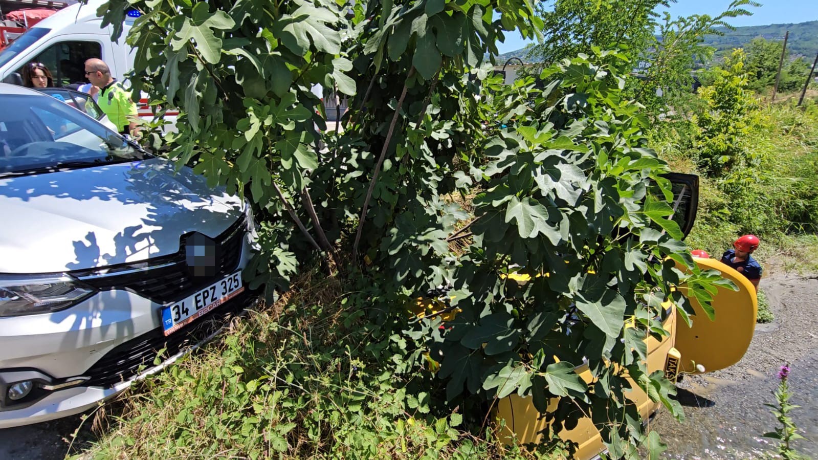 Sapanca’da otomobil ile taksi çarpıştı: Dereye yuvarlanan taksinin sürücüsü yaralandı