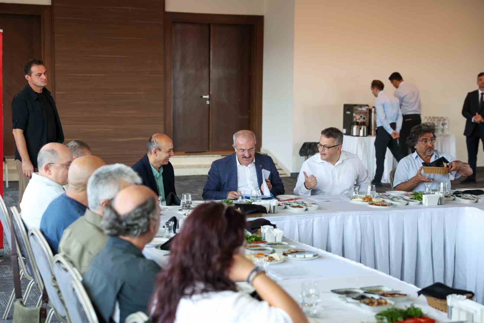 &Ccedil;anakkale&rsquo;de y&uuml;r&uuml;t&uuml;len arkeolojik bilimsel kazılar değerlendirildi