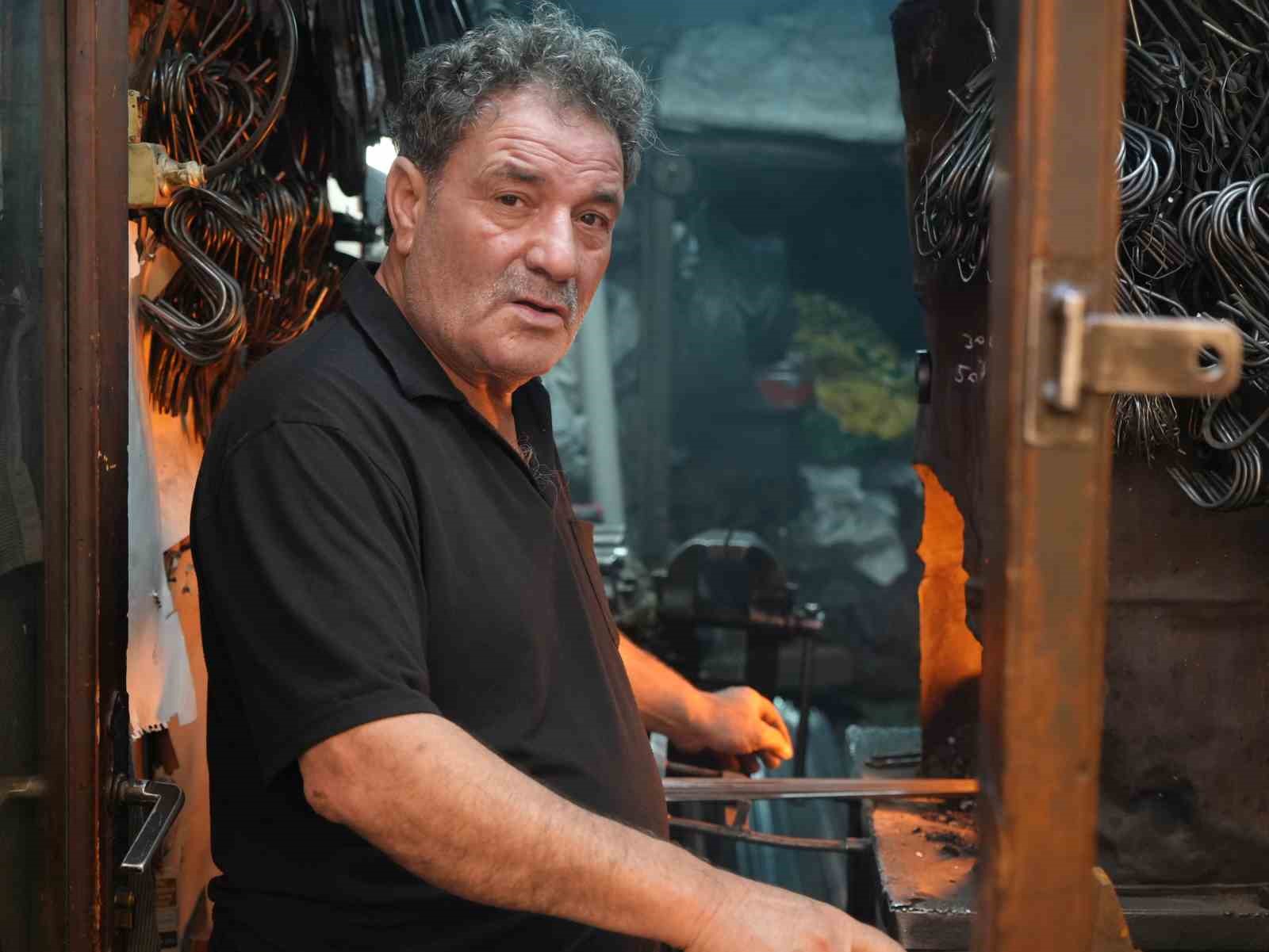 Ateş başında 50 yıldır demir döven 70 yaşındaki usta: "Sıcak bizi etkilemiyor"