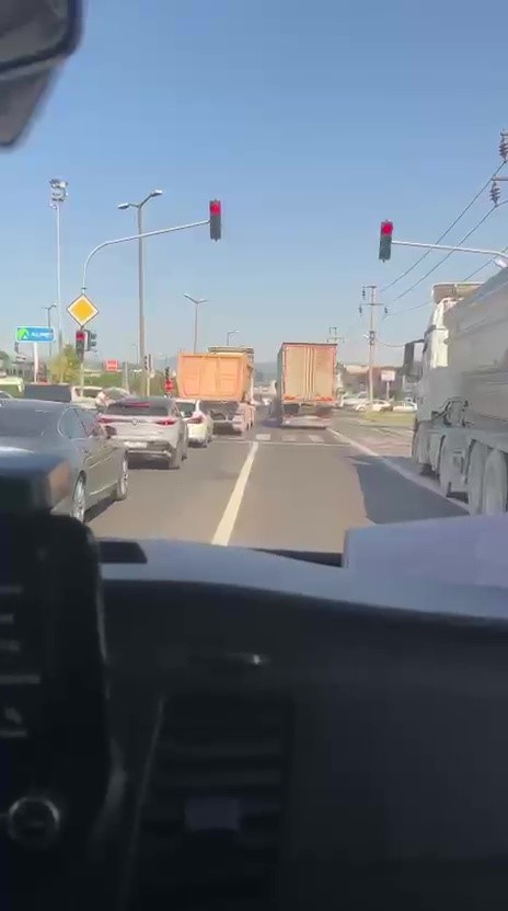 Ambulansa yol vermek için fermuar sistemini uyguladıyar