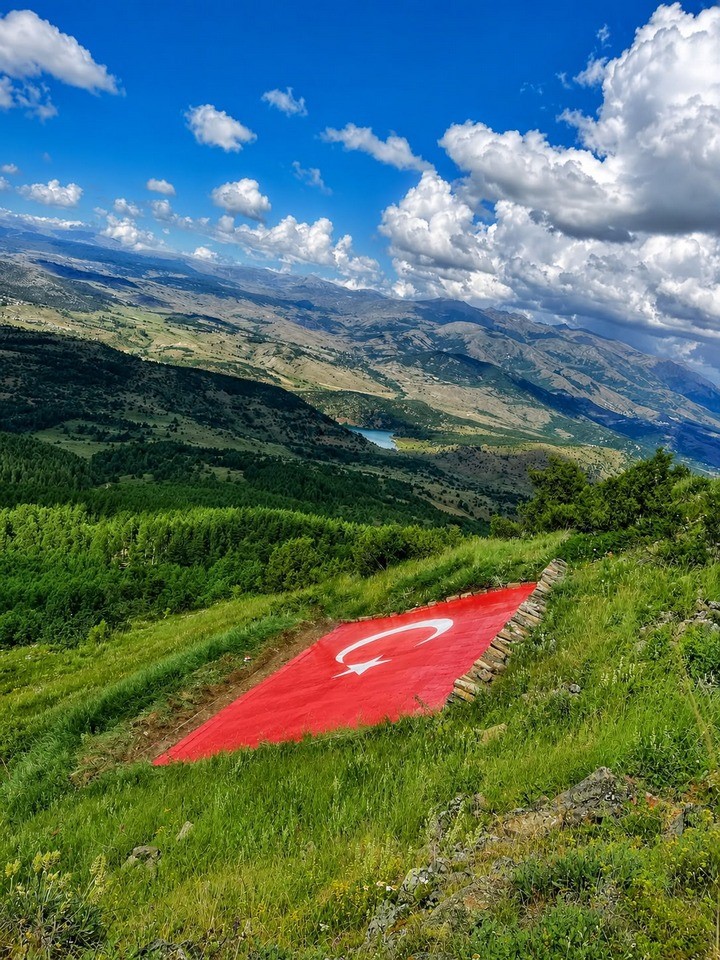 Kelkit Vadisi&rsquo;nin simgesi dev T&uuml;rk bayrağı yenilendi