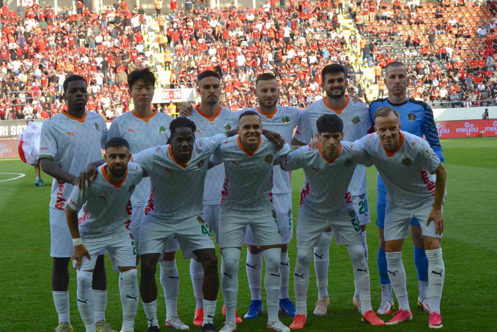 Trendyol S&uuml;per Lig: &Ccedil;orum FK: 0 - Corendon Alanyaspor: 0 (İlk yarı)