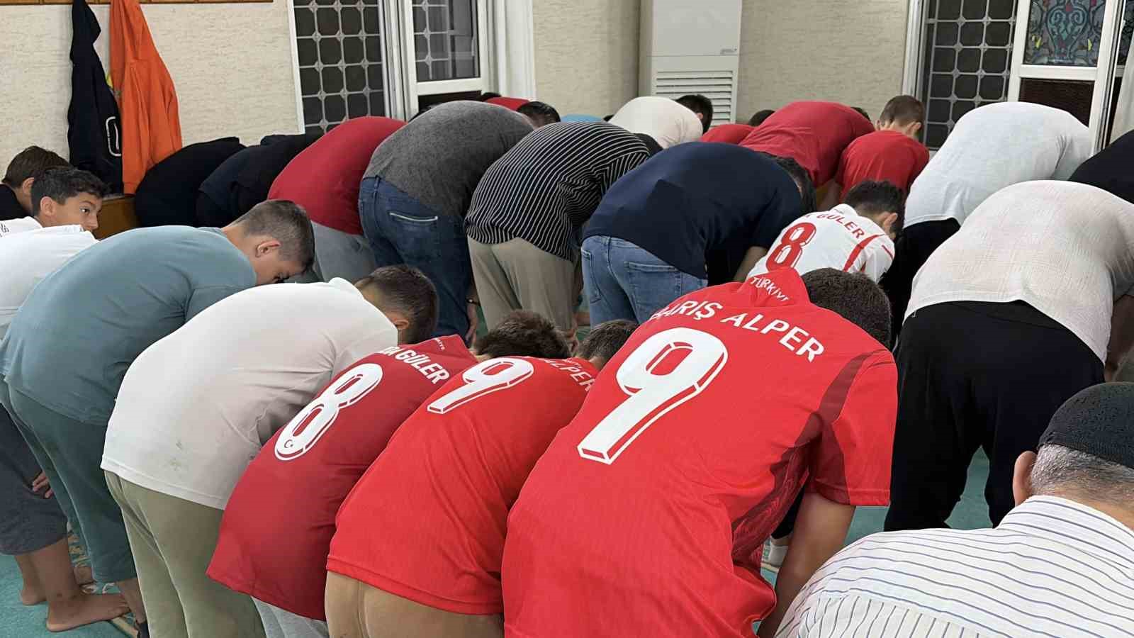 Sabah namazında buluştular, Dünya Kupası heyecanını camide yaşadılar