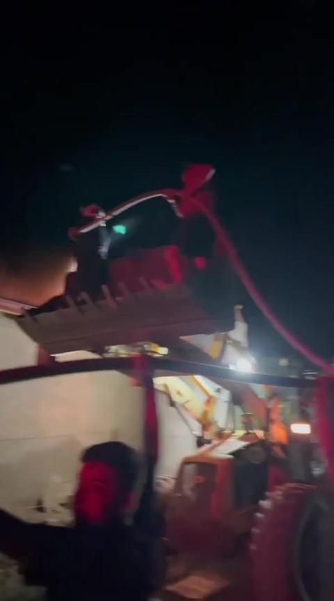 Denizli&rsquo;de alevlerin sardığı ahır k&uuml;le d&ouml;nd&uuml;