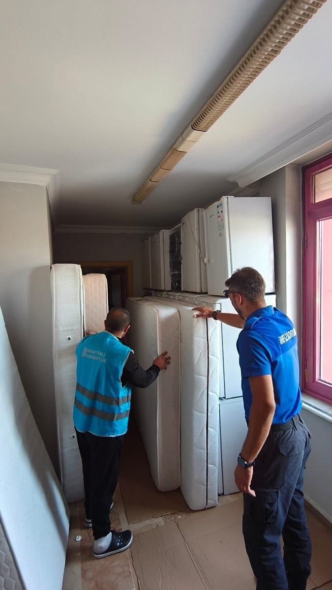 Eskişehir Öğretmenevi’nin eşyalarını denetimli serbestlik yükümlüleri taşıyor