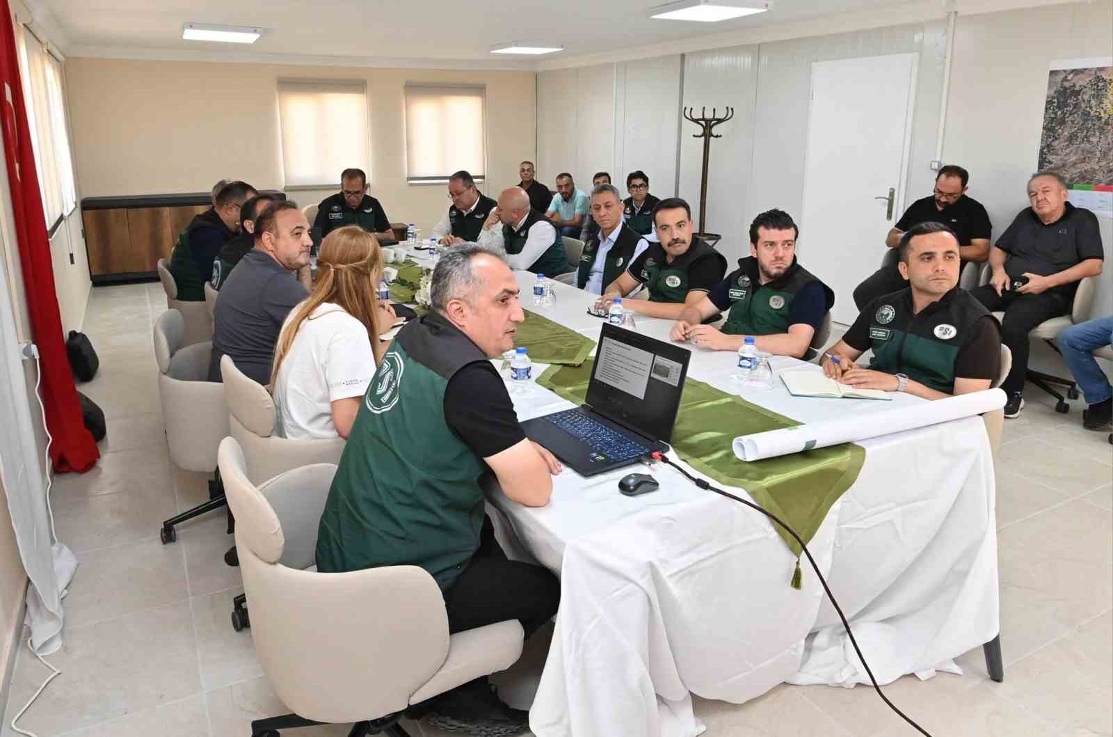 Kırklartepe Barajı sulama inşaatı şantiyesinde toplantı