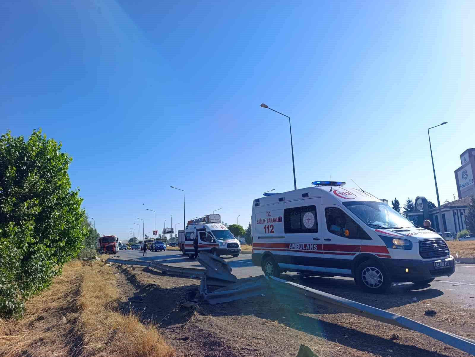 Yolcu otob&uuml;s&uuml; devrildi: 22 yaralı