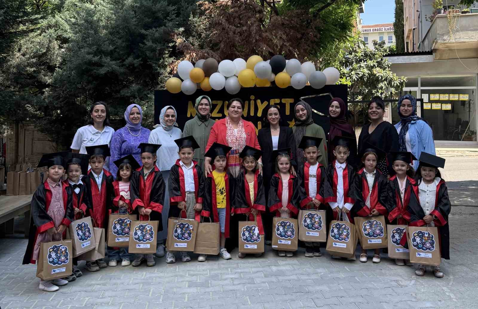 &Ccedil;ayırova &Ccedil;ocuk Kul&uuml;b&uuml; &ouml;ğrencileri karnelerini aldı