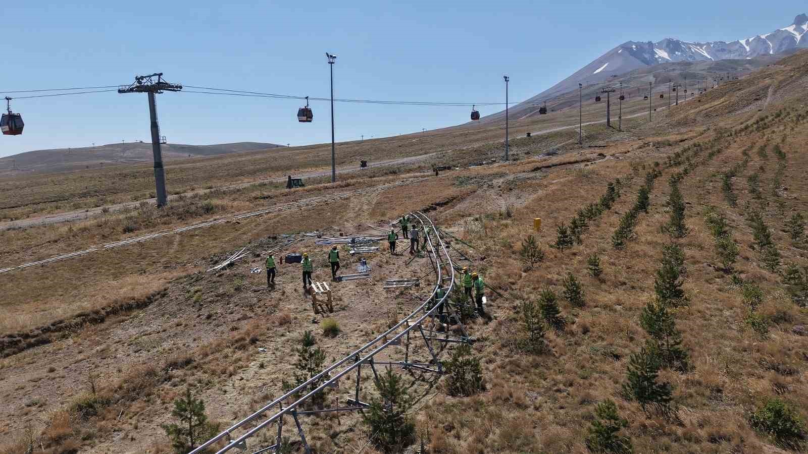 Başkan B&uuml;y&uuml;kkılı&ccedil;&rsquo;ın Erciyes&rsquo;teki yeni projesi y&uuml;kseliyor: dağ kızağında raylar yerine oturuyor