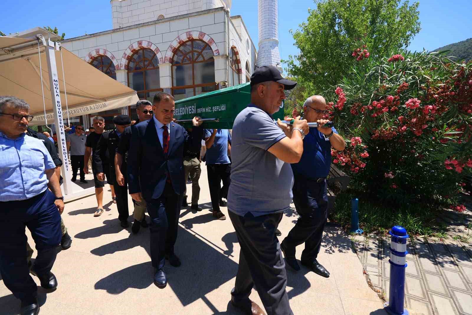 Muğla Valisi Akbıyık, şehit babasını son yolculuğuna uğurladı