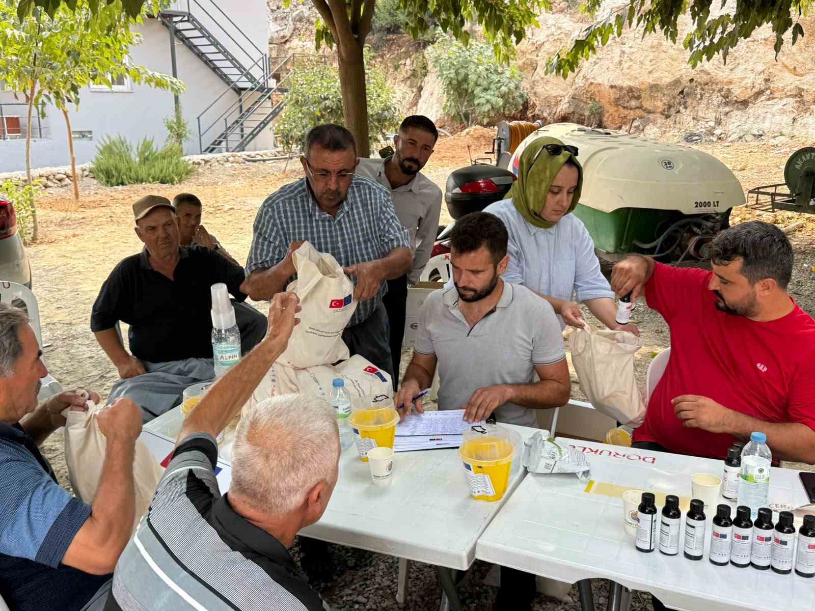 Mersin&rsquo;de &ccedil;ift&ccedil;ilere Akdeniz meyve sineğiyle m&uuml;cadele eğitimi