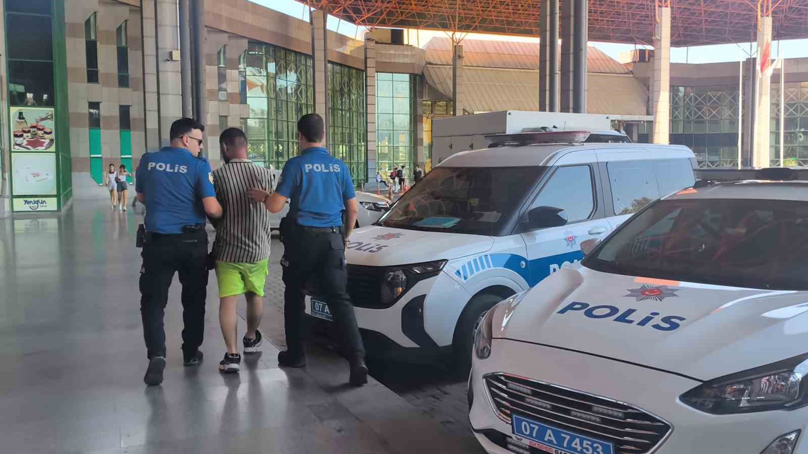 Otogarın dışındaki &ccedil;uvala gizlediği bı&ccedil;ağı alıp 2 g&uuml;venlik g&ouml;revlisini yaraladı