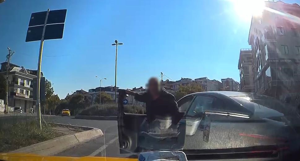 Beylikdüzü’nde taksicinin önünü kesip araç yumruklayan trafik magandasına 182 bin lira ceza