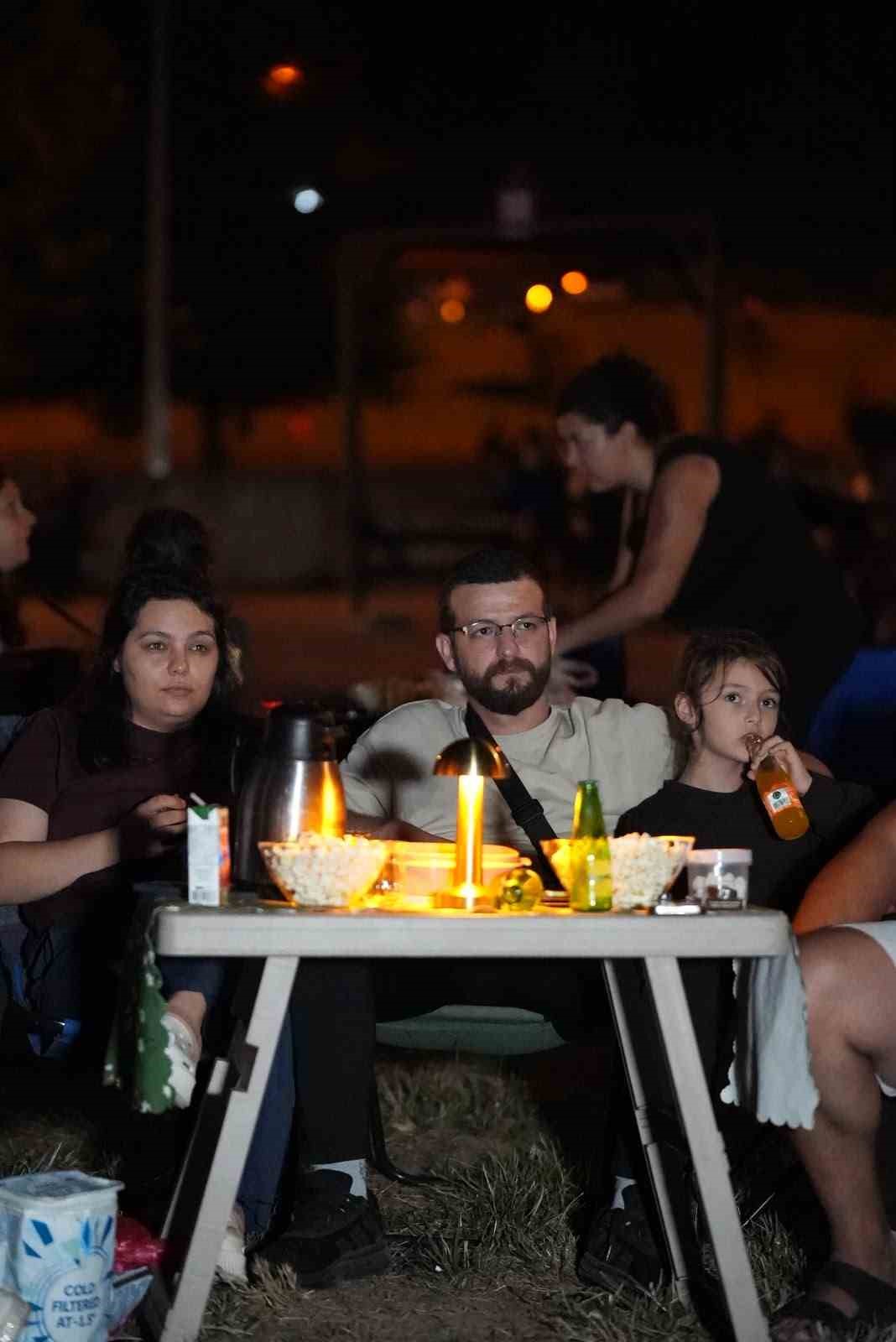 Film izlemeye geldi evlilik teklifi aldı
