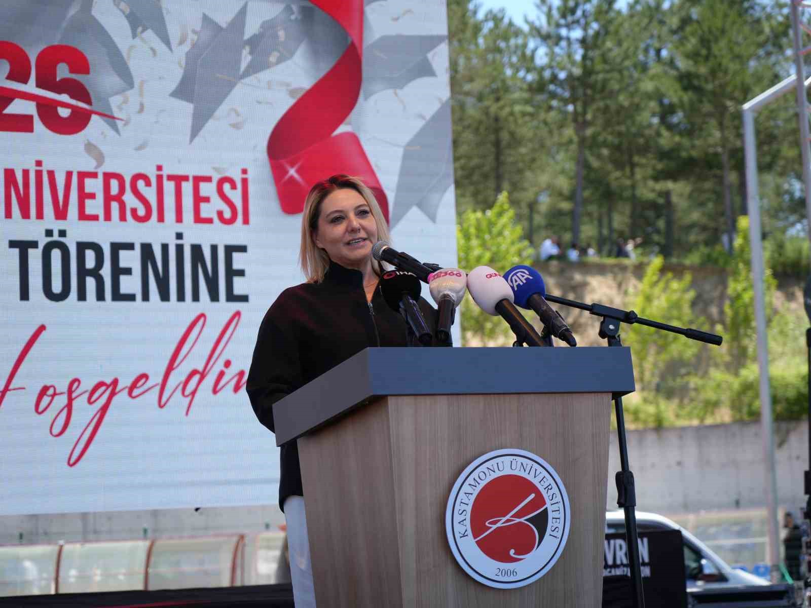 Kastamonu Üniversitesi’nde 4 binden fazla öğrenci mezuniyet coşkusu yaşadı