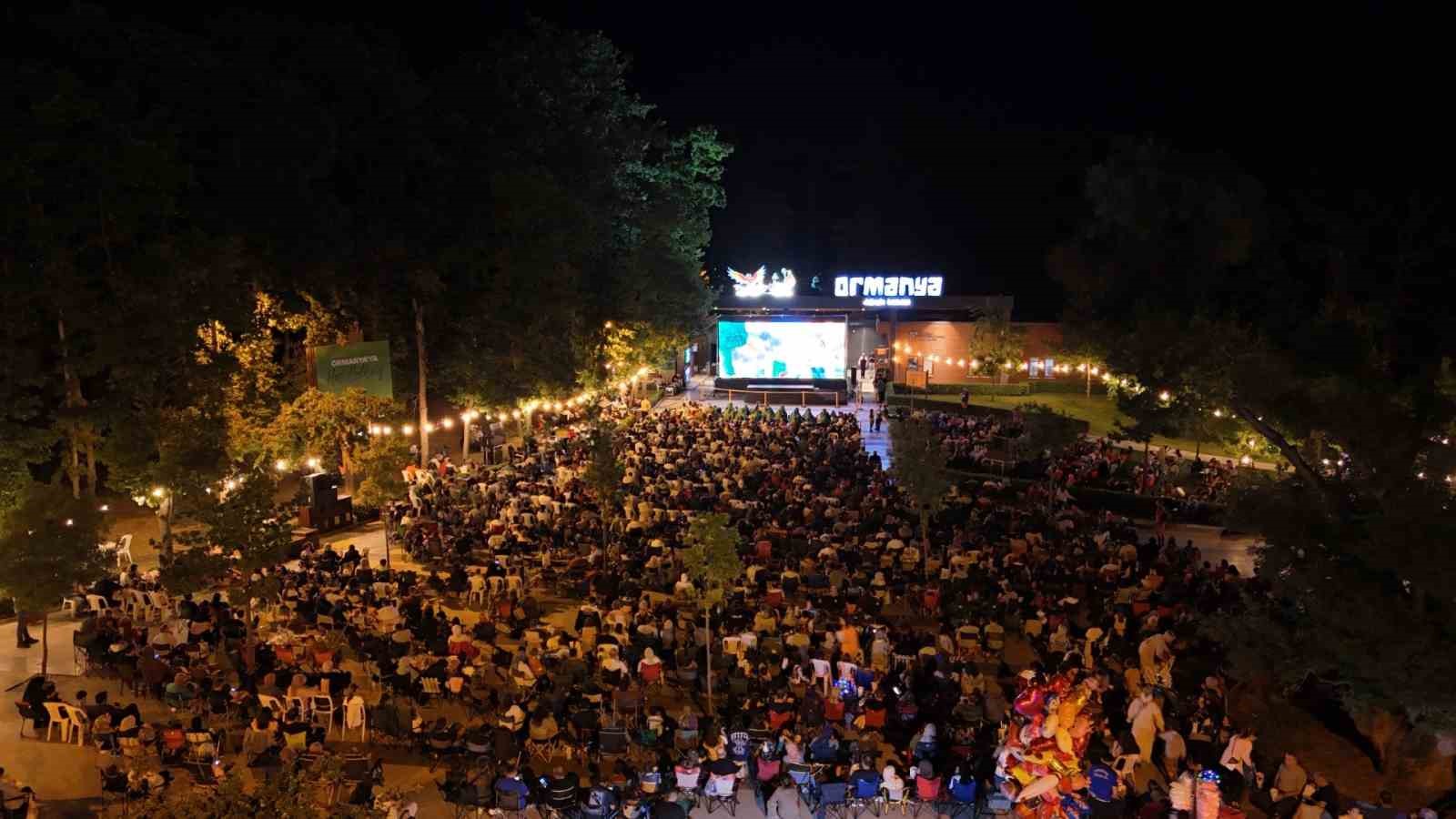 Ormanya’da yıldızların altında açık hava sineması