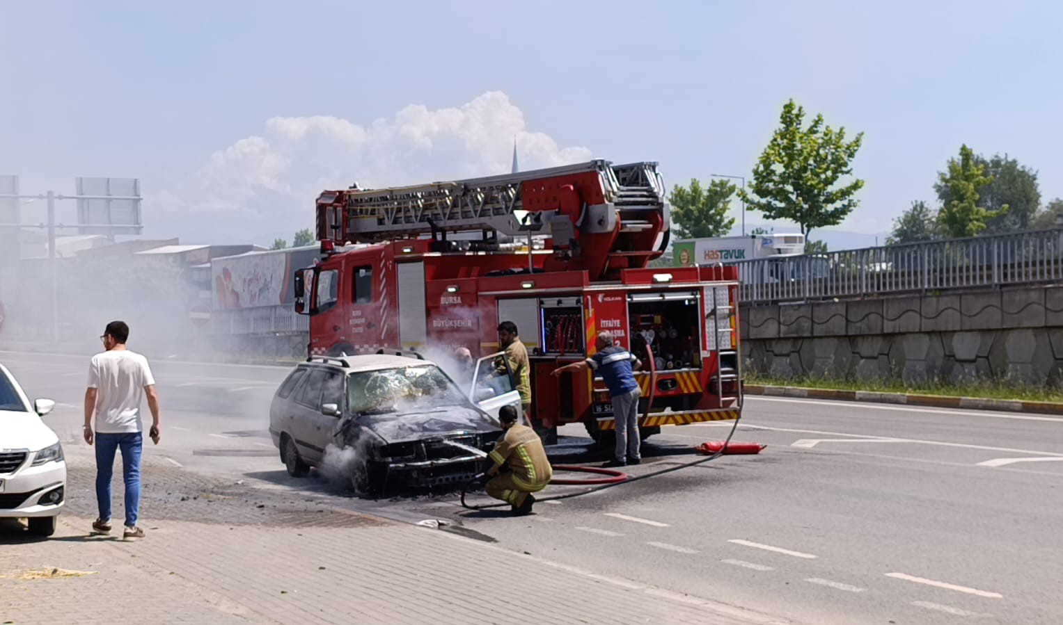 Bursa&rsquo;da seyir halindeki ara&ccedil; alev topuna d&ouml;nd&uuml; s&uuml;r&uuml;c&uuml; son anda kurtuldu