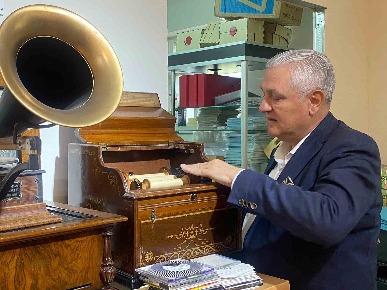 Gramafon tutkusuyla y&uuml;zlerce gramafon ve plakı bir araya getirdi