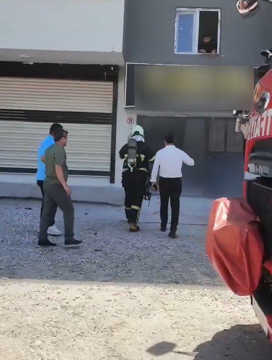 İş merkezindeki korkutan yangında 2 kişi hastaneye kaldırıldı