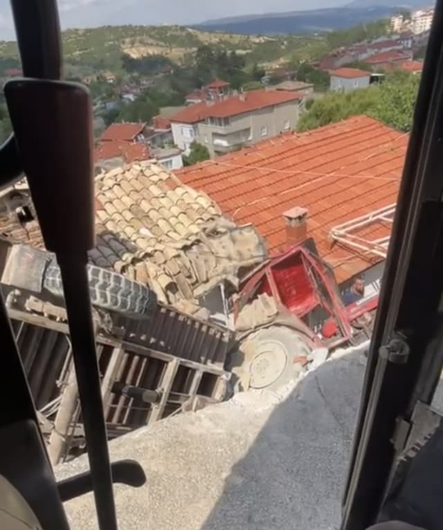 Belediyenin traktörü bahçeye uçtu