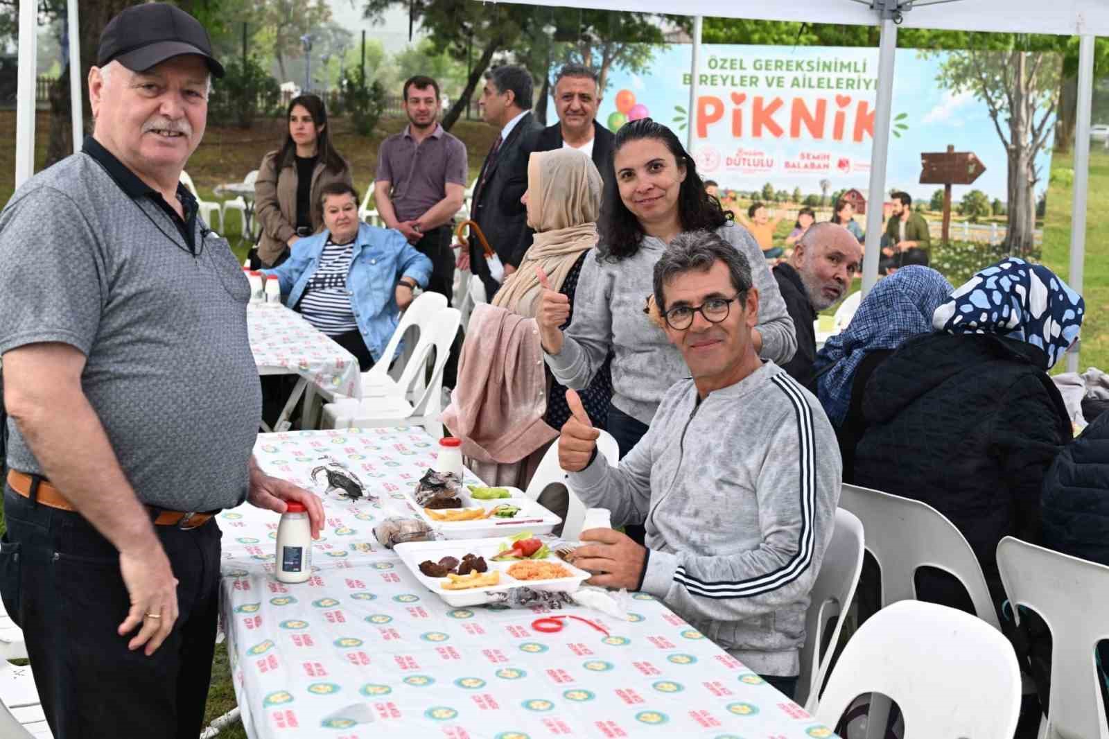 &Ouml;zel bireyler piknikte g&ouml;n&uuml;llerince eğlendi