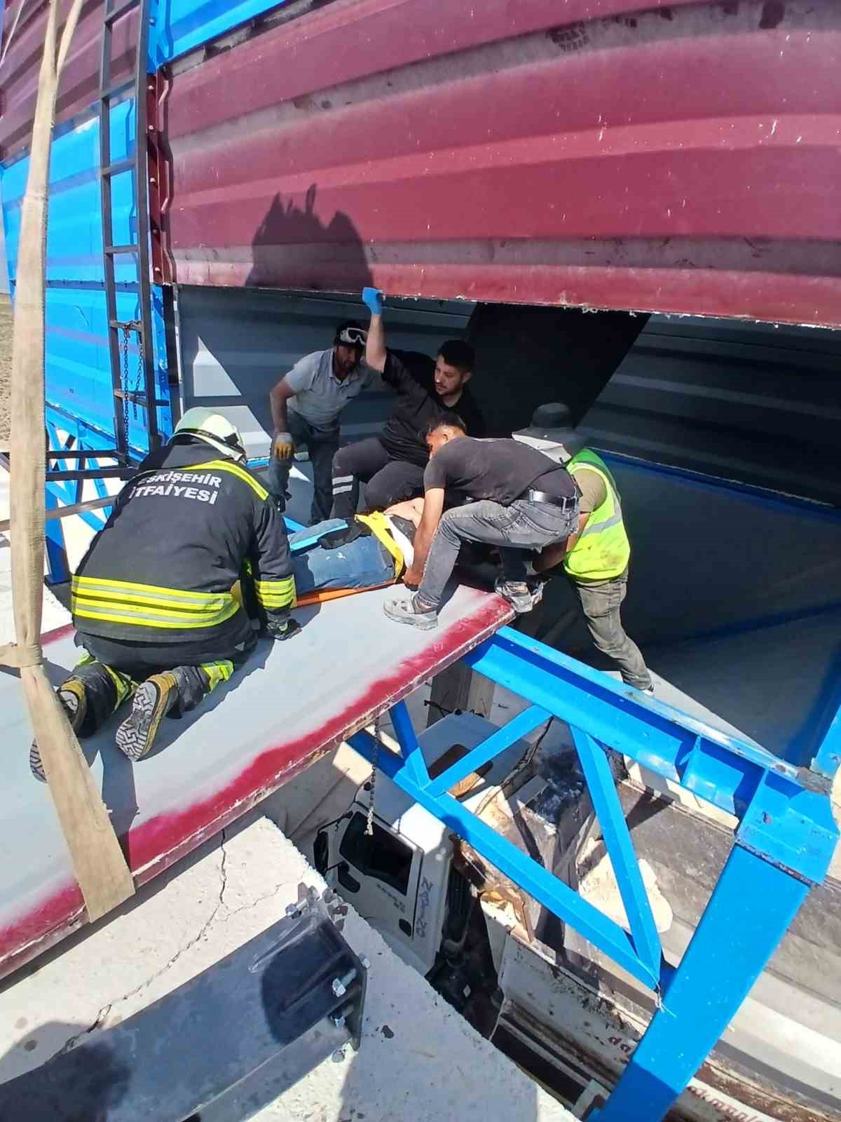Taş kırma kuyusuna düşen 2 işçiyi itfaiyeciler kurtardı