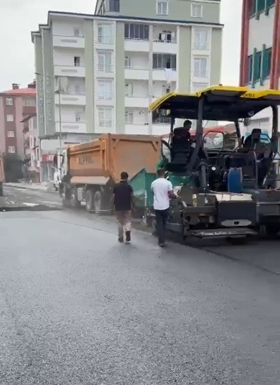 Karayolları 18. Bölge Müdürlüğü Kars’ta şehir içi yolları sıcak asfaltla yeniliyor