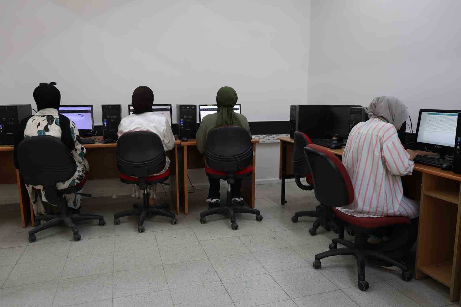 Geleceğin katipleri, klavye kursunda hayallerine hazırlanıyor
