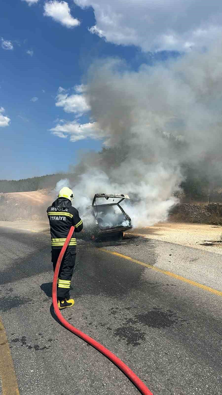 Menteşe’de korkutan araç yangını: Otomobil küle döndü