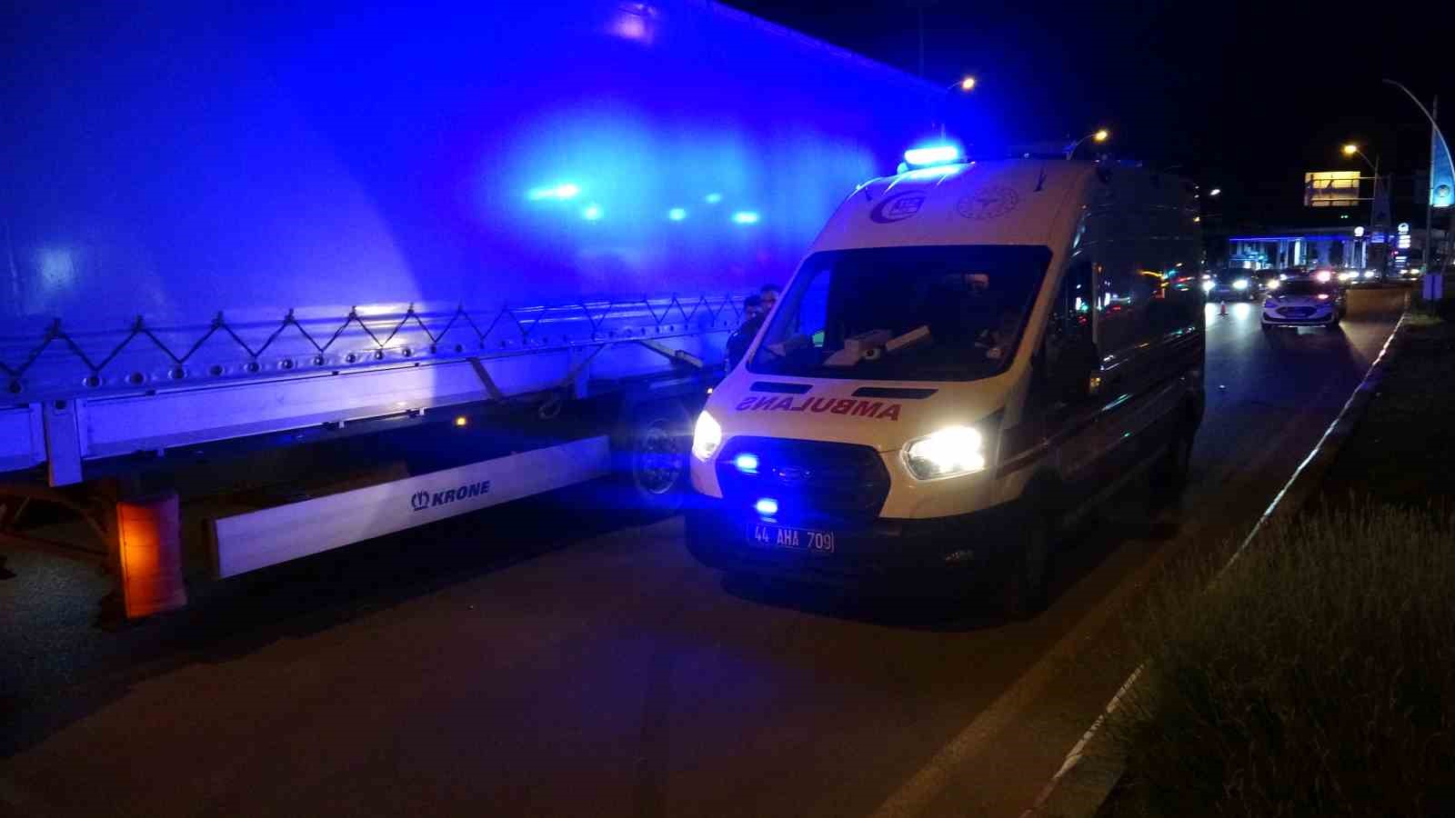 Malatya&rsquo;da tır ile &ccedil;arpışan ara&ccedil; ref&uuml;je &ccedil;ıktı