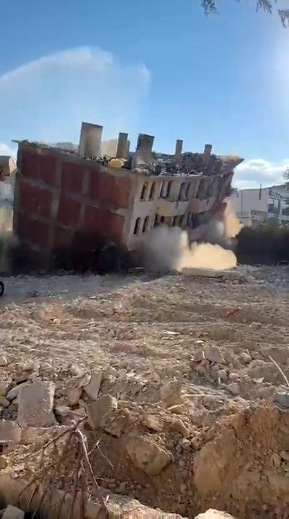 Elazığ&rsquo;da 5 katlı bina iş makinesinin tek dokunuşuyla yıkıldı