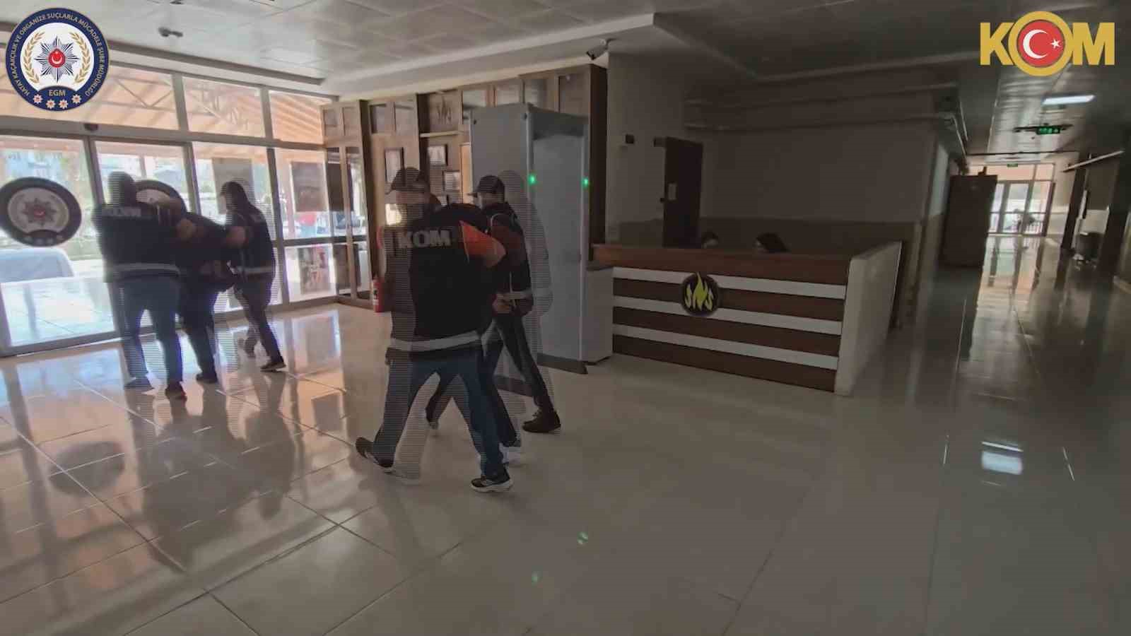 Motosikletle gelerek oto yıkamayı kurşunlayan &ccedil;ete &uuml;yelerinin maskesi d&uuml;şt&uuml;