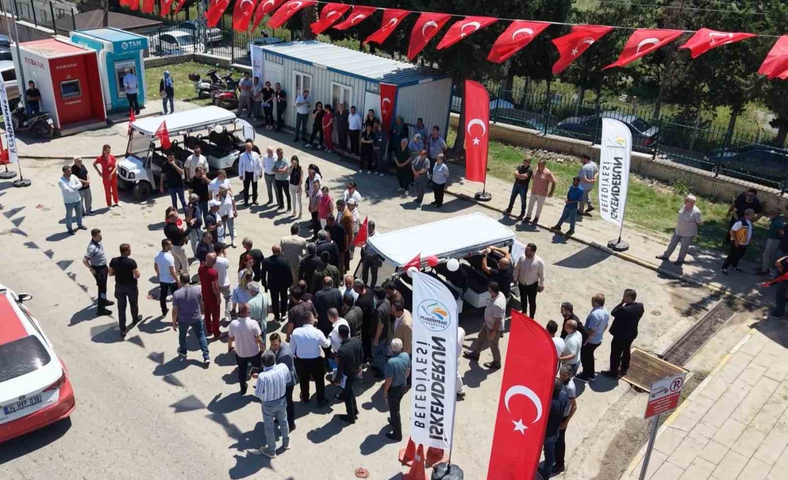 Hastaların 300 metrelik zorlu yoluna İskenderun Belediyesi’nden ring araçlı çözüm