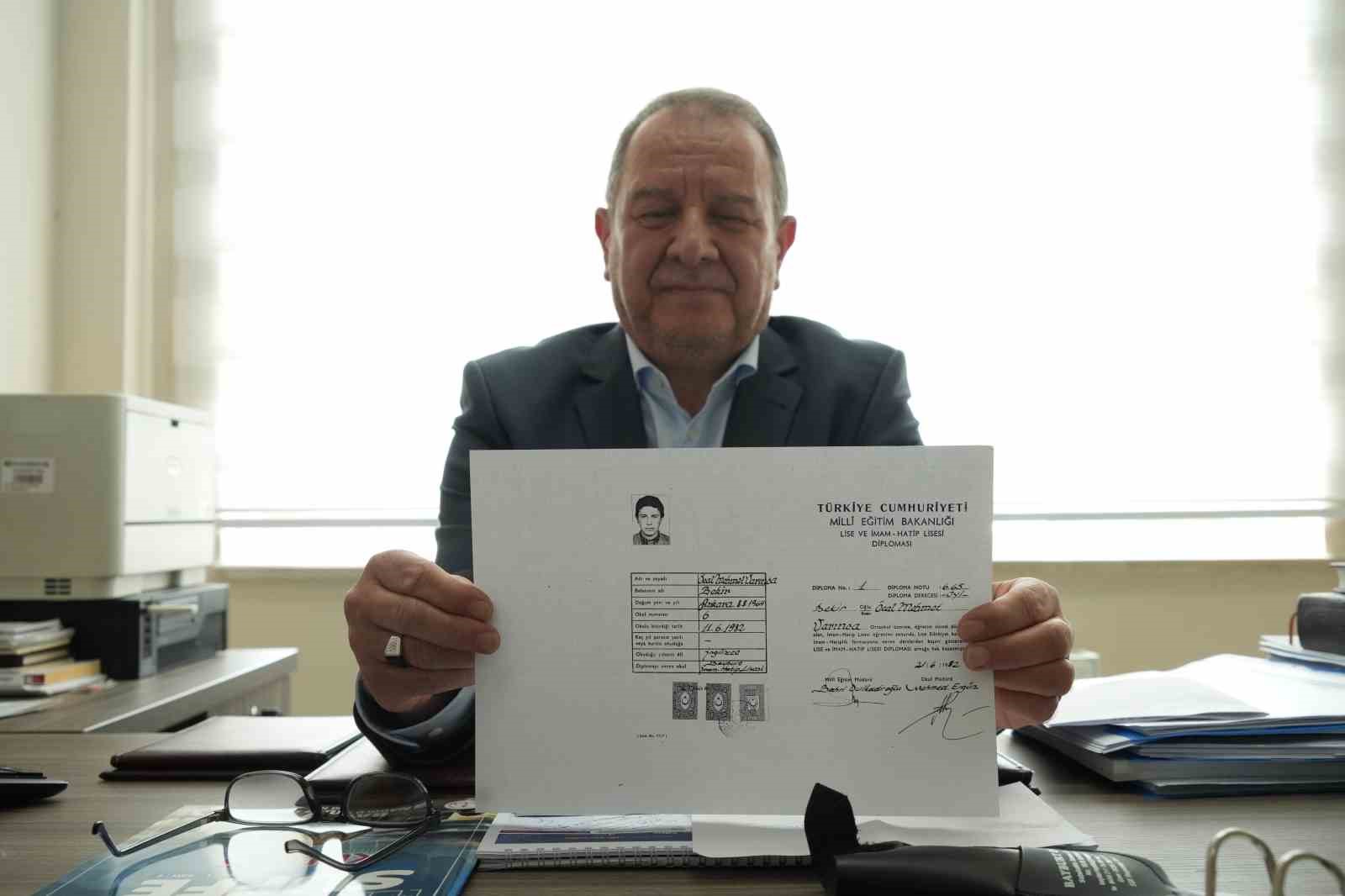 Bayburtlu eğitimci mezun olduğu okulda 37 yıldır &ouml;ğrenci yetiştiriyor