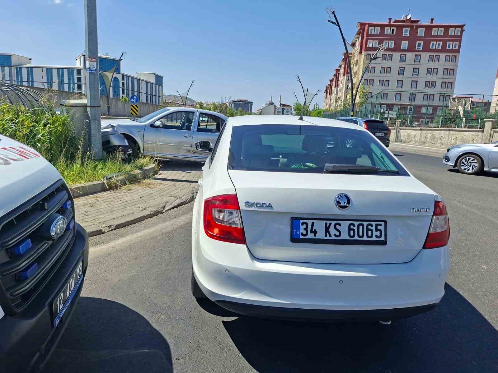 Bing&ouml;l&rsquo;de iki otomobil &ccedil;arpıştı: 1 yaralı